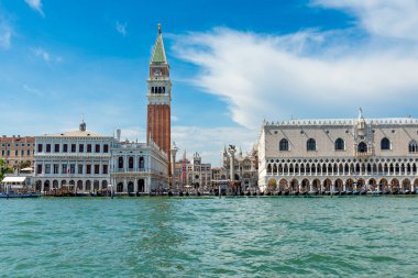 Venedik, Veneto - İtalya - 06-10-2021: Büyük Kanal boyunca uzanan St. Marks Campanile ve Doges Sarayı 'nın ikonik manzarası