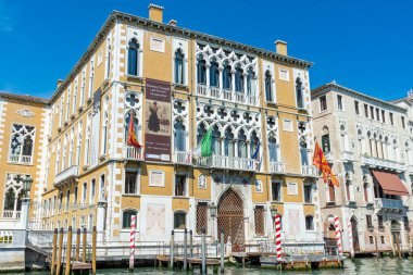 Venedik, Veneto - İtalya - 06-10-2021: Venices Grand Canal boyunca Palazzo Cavalli-Franchettis cephesi