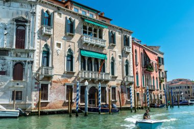 Venedik, Veneto - İtalya - 06-10-2021: Venedik, İtalya 'da Gotik mimari bir mücevher olan Palazzo Erizzo Nani Mocenigo' nun Büyük Kanal manzarası