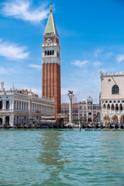 Venedik, Veneto - İtalya - 06-10-2021: Büyük Kanal boyunca uzanan St. Marks Campanile ve Doges Sarayı 'nın ikonik manzarası