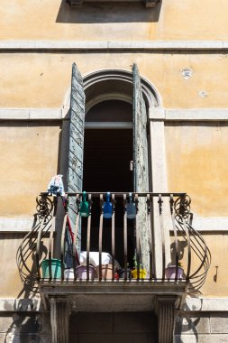 Venedik, Veneto - İtalya - 06-09-2021: Tencereleri ve açık panjurları olan eski bir Venedik balkonu