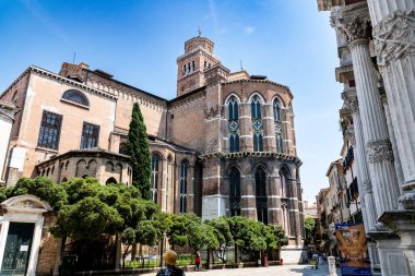 Venedik, Veneto - İtalya - 06-10-2021: Katedral Santa Maria Gloriosa dei Frari 'nin yer aldığı Scuola Grande di San Rocco sütunları sağda, Venedik, İtalya