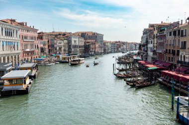 Venedik, Veneto - İtalya - 06-09-2021: Venedik 'in Gondol ve su otobüsleriyle dolu Büyük Kanal manzarası