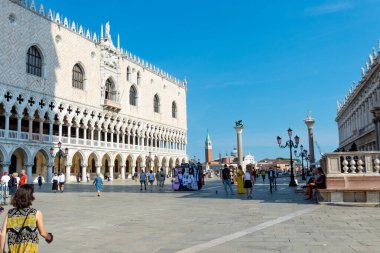 Venedik, Veneto - İtalya - 06-09-2021: Doges Sarayı yakınlarındaki turistler ve St. Marks Meydanı 'nın ikonik sütunları