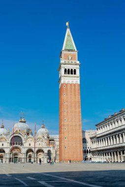 Venedik, Veneto - İtalya - 06-09-2021: San Marco Meydanı üzerindeki St. Marks Campanile kuleleri açık mavi gökyüzüne karşı