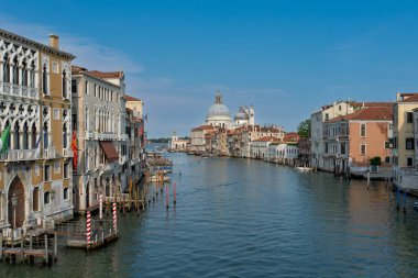 Venedik, Veneto - İtalya - 06-09-2021: Büyük Kanal tarihi binaları geçerek Basilica di Santa Maria 'ya doğru akıyor