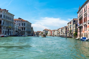 Venedik, Veneto - İtalya - 06-10-2021: Venices Grand Canal 'ın güneşli gökyüzü altında zarif tarihi binalarla çevrili sakin manzarası