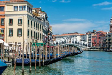 Venedik, Veneto - İtalya - 06-10-2021: Gondolları ve ikonik Rialto Köprüsü manzaralı Venices Grand Canal