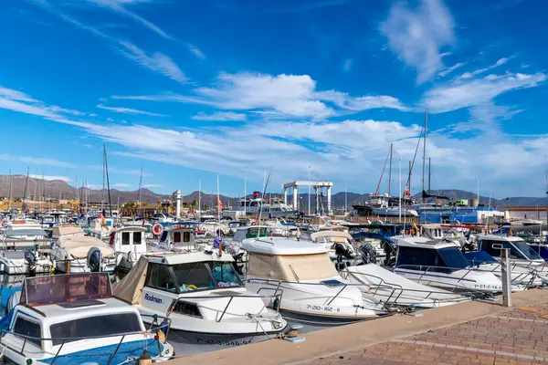 Puerto de Mazarron, Murcia - İspanya - 01-18-2024: Çeşitli tekne ve yatlar mavi gökyüzü altında Puerto de Mazarron marinasını doldurdu