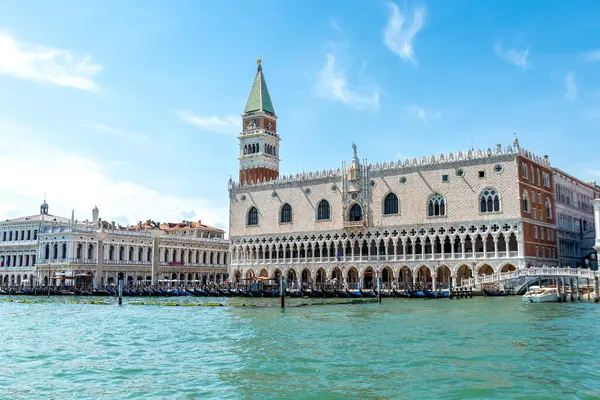 Venedik, Veneto - İtalya - 06-10-2021: Venedik 'teki Doges Palace ve St. Marks Campanile' in Gondol dolu suların yanında berrak mavi bir gökyüzü altında manzarası