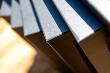 Vicenza, Venetien - İtalya - 06-12-2021: Işıklı ve gölgeli bankların soyutlanması geometrik bir estetik yaratıyor