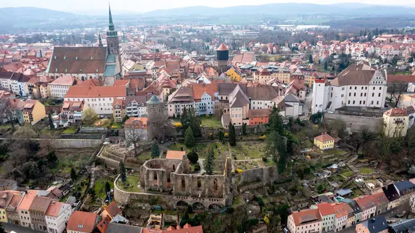 Bautzen, Saksonya - Almanya - 04-10-2021: Modern evlerin arasında tarihi kilise, yıkıntı ve Ortenburg şatosu yer alıyor