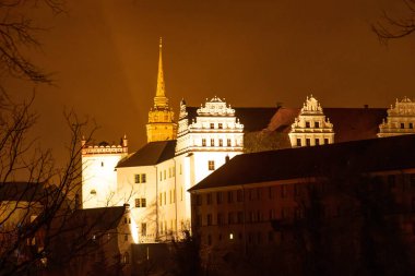 Bautzen, Saksonya - Almanya - 04-10-2021: Aydınlanmış beyaz Ortenburg Şatosu gece gökyüzünün altında yükseliyor