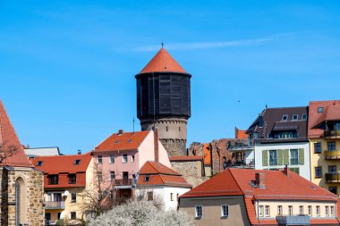 Bautzen, Saksonya - Almanya - 04-10-2021: Ortaçağ su kulesi açık bir gökyüzü altında Bautzen çatıları arasında dimdik duruyor