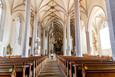 Bautzen, Saksonya - Almanya - 04-10-2021: St. Petri katedrali koridoru Bautzen 'deki sıra sıra sıralarla çevrili süslü bir sunağa çıkıyor