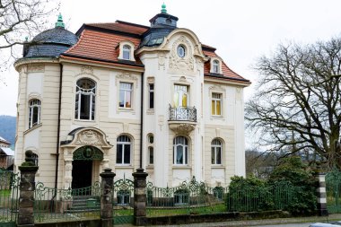 Loebau, Saksonya - Almanya - 04-17-2021: Barok elementleri ve demir eskrimli görkemli bej konut binası