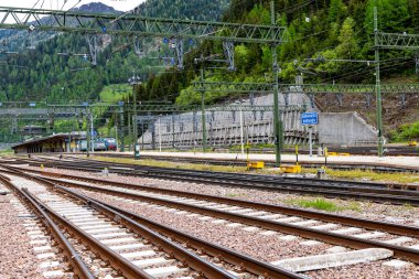 Brennero, Güney Tyrol - İtalya - 06-07-2021: Brenner istasyonundaki demiryolu rayları, arka planda yemyeşil dağlar bulunan önemli bir Alp geçiş yolu