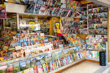 Treviso, Venetien - İtalya - 06-08-2021: Bir İtalyan gazete bayii, kültürel canlılık içeren renkli dergiler ve gazeteler sergiliyor