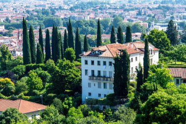 Vicenza, Venetien - İtalya - 06-12-2021: Vicenza, İtalya yukarıdan bakıldığında: yemyeşil bahçeler, tarihi binalar ve selvi kaplı manzaralar şehir güzelliğini gözler önüne seriyor