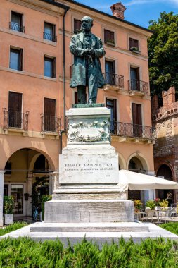Vicenza, Venetien - İtalya - 06-12-2021: Fedele Lampertico 'nun zarif siyah bronz heykeli, İtalya' nın Vicenza kentindeki beyaz bir kaidede, yerel tarih ve sanatın vücut bulmuş hali.