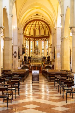 Vicenza, Venetien - İtalya - 06-12-2021: Santa Corona Kilisesi, Vicenza 'nın süs sunağı, vitray pencereleri ve kubbenin altında bir bağış kutusu bulunan huzur yuvası