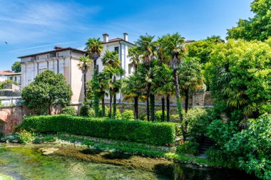 Treviso, Venetien - İtalya - 06-13-2021: Manzara kanalı, Vicenza 'daki tarihi Porta Santi Quaranta kapısına açılıyor