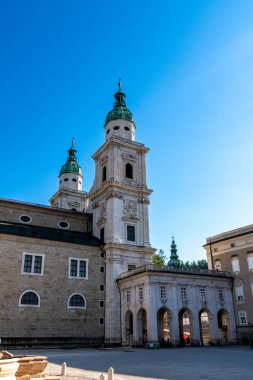 Salzburg, Salzburg - Avusturya - 06-16-2021: Salzburg Katedrali 'nin kulesinin Residenzplatz oyun salonunun manzarası, katedral meydanına çıkıyor ve şehrin mimari güzelliğini vurguluyor.