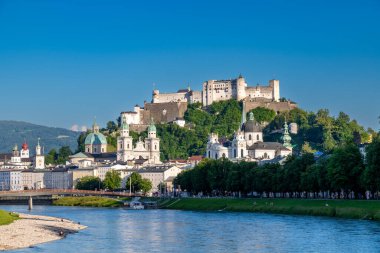 Salzburg, Salzburg - Avusturya - 06-16-2021: Salzach boyunca tarihi Salzburg kasabasına katedral ve Hohensalzburg