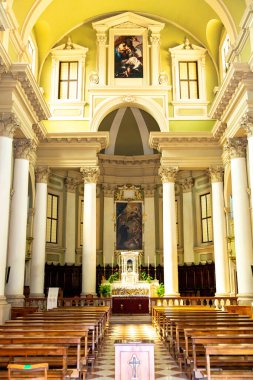 Vicenza, Venetien - İtalya - 06-12-2021: İtalya 'nın Vicenza kentindeki Sant Cajetan Kilisesi' nin parlak iç mimarisi, zarif sütunları, kubbesi, sunağı ve sanat eserleri altın ışıkla yıkandı