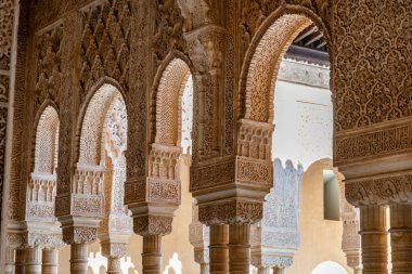 Granada, Granada - İspanya - 01-30-2024: Zengin dekore edilmiş, arabesk kemerleri, Nasrid mimarisinin bir başyapıtı olan Alhambra Aslan Mahkemesi 'nin çerçevesi
