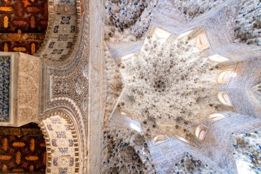 Granada, Granada - İspanya - 01-30-2024: Alhambra Sarayı 'ndaki Nasrid Sarayı' ndaki sala de las hermanas 'ın şaşırtıcı Muqarnas tavanı geometrik karmaşıklığı ve sanatsal ayrıntılarıyla sürprizlerle dolu