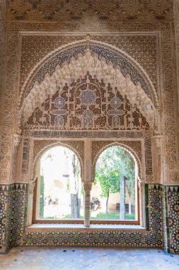 Granada, Granada - İspanya - 01-30-2024: Zarif Fas kemer yolu Karmaşık İslami motiflerle huzurlu Alhambra avlusu manzarası