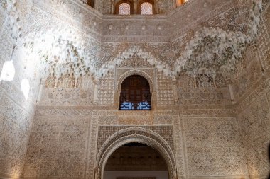 Granada, Granada - İspanya - 01-30-2024: Nasrid Sarayı, Alhambra 'da İslami mimari ihtişamı yansıtan alçı duvarlar ve mücahitler