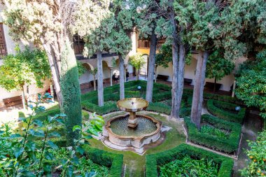 Granada, Granada - İspanya - 01-30-2024: Lush Alhambra avlusu Mirador de Lindaraja, yeşil yeşil ve kemerli galerilerle çevrili merkezi bir çeşme