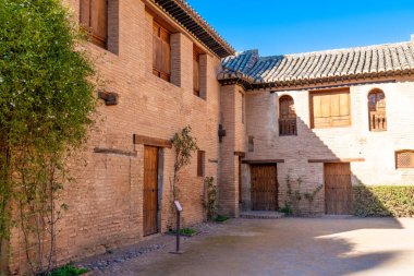 Granada, Granada - İspanya - 01-30-2024: Partal Palace, Alhambra 'dan iyi korunmuş bir kemerli pencere ve kayalık, karmaşık İslami mirasını yansıtıyor