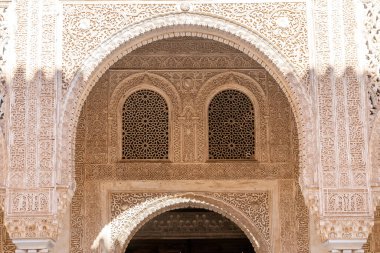 Granada, Granada - İspanya - 01-30-2024: Alhambra 'daki Nasrid saraylarını süsleyen ve Mağribi sanatını sergileyen kemer, pencere ve süslü oymalarla süslü duvarcılık