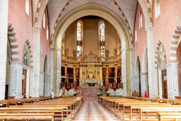 Vicenza, Venetien - İtalya - 06-12-2021: Vicenza 'daki Santa Maria Annunciata Katedrali' nin görkemli iç mimarisi