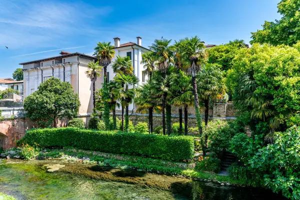 Treviso, Venetien - İtalya - 06-13-2021: Manzara kanalı, Vicenza 'daki tarihi Porta Santi Quaranta kapısına açılıyor