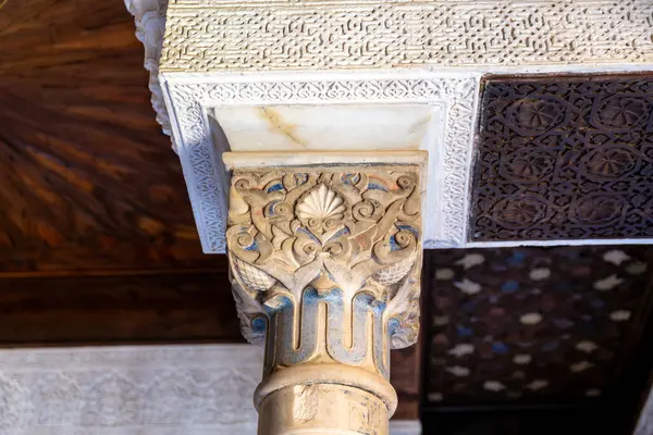 Granada, Granada - İspanya - 01-30-2024: Tavanda zarif oymalar ve Nasrid Sarayı 'nda bir sütun başkenti, Alhambra' nın tarihsel ihtişamını ayrıntılarıyla anlatıyor