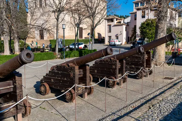 Granada, Granada - İspanya - 01-30-2024: Alhambra 'da eski demir toplar, Granada' nın zengin askeri tarihini yansıtan demir tekerlekli arabalarında sergilenir