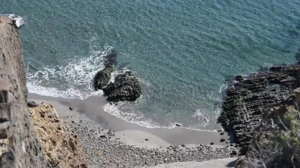 Pohled Vysokého Útesu Skalnatou Pláž Kde Jsou Vlny Prolomeny Malou — Stock video