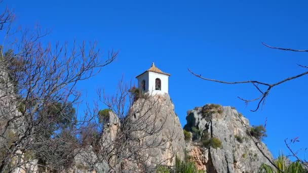 Widok Małej Białej Kaplicy Zbudowanej Ostrej Skale Przeciwko Błękitnemu Niebu — Wideo stockowe