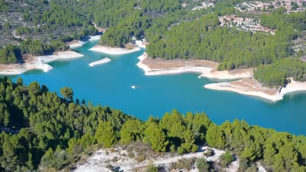 Zamiatanie Zbiornika Guadalest Trzymając Małą Ale Niebieską Wodę Białymi Brzegami — Wideo stockowe
