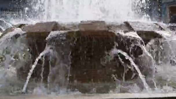 Une Fontaine Qui Pulvérise Vigoureusement Eau Vers Haut Coule Sur — Video