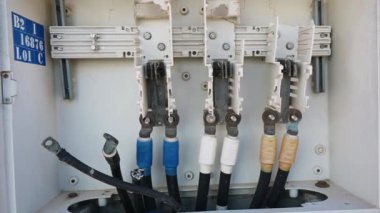 Sadece kalın elektrik kablolarının asılı olduğu ve halkanın kablo kablosuna bağlı olduğu bir bağlantı kutusu, ama diğer tüm bileşenler kayıp. Kutu açıldı..