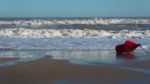 Playa Mediterránea Las Olas Algo Más Altas Rompen Espumosas Llegar — Vídeos de Stock