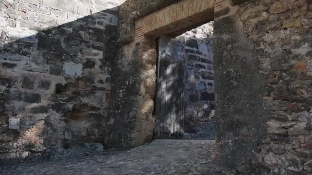 Pohled Průchod Historické Zdi Postavené Hrubých Kamenů Hrubě Zkosené Podlaha — Stock video
