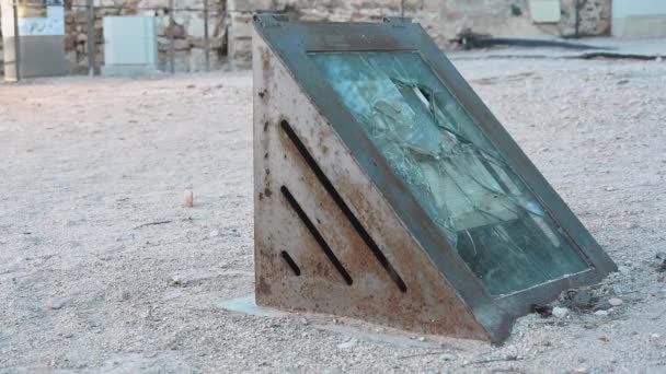 Ein Defekter Bodenstrahler Der Ursprünglich Eine Fassade Beleuchtete Das Glas — Stockvideo