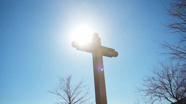 Pohled Zdola Betonový Kříž Obrácený Modré Obloze Slunce Svítí Křížem — Stock video