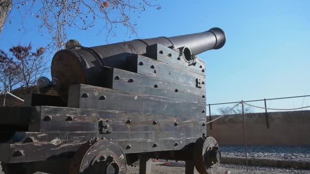 木制车厢上的旧大炮和蓝色天空下的木制轮子 太阳反射在金属和黑暗的木头上 — 图库视频影像